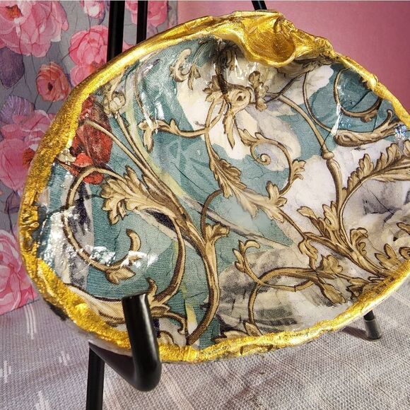 DECOUPAGE CLAM SHELL DECOUPAGE GOLD IVY ON A CLAM SHELL TRINKET DISH - Picture 2 of 10